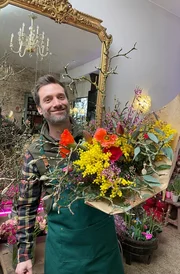 Moderator Daniel Aßmann ist unterwegs in Düsseldorf auf der Suche nach dem „Regionalheld der Woche“, der nach Kundenwunsch den schönsten Strauß kreiert. Moderator Daniel Aßmann ist unterwegs in Düsseldorf auf der Suche nach dem „Regionalheld der Woche“, der nach Kundenwunsch den schönsten Strauß kreiert.