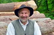 Flo&szlig;meister Thomas Kipp unternimmt mit den Fl&ouml;&szlig;ern des Schiltacher Fl&ouml;&szlig;ervereins Flo&szlig;fahrten die Kinzig hinab zum Rhein und sorgt f&uuml;r den Erhalt der alten Handwerkstechnik.