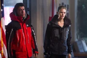 Will (Toby Kebbell, l.) und Casey (Maggie Grace, r.) tun alles, um die Geldr&auml;uber aufzuhalten.