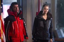 Will (Toby Kebbell, l.) und Casey (Maggie Grace, r.) tun alles, um die Geldr&auml;uber aufzuhalten.