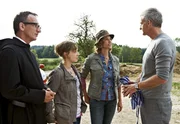 Hannes Stolz (Heio von Stetten) und sein Bruder Bernhard (Dominic Raacke, rechts) wollen gemeinsam mit Katharina (Katharina Leonore Goebel) und Johanna (Carin C. Tietze, 2. von rechts) den Bauernhof retten.