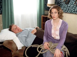 Nichts als &Auml;rger mit den Mietern: Sophie (Jeanette Hain) muss sich um den depressiven Herrn Schl&uuml;ter (Andreas Mannkopff) k&uuml;mmern.
