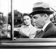 Lee Remick (Laura Manion), James Stewart (Paul Biegler).