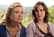Kathrin (Kathrin von Steinburg, re.) h&auml;lt die Hoffnung ihrer Mutter Elli (Jutta Speidel), den Bauernhof alleine zu bewirtschaften, f&uuml;r eine Illusion.