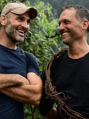 L-R: Ed Stafford und John Hudson in Indien