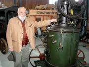 Sepp Forcher bei einem der historischen Ausstellungsst&uuml;cke der O&Ouml; Landesausstellung.