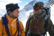 Vom eigenwilligen Gipfelexperten Montgomery Wick (Scott Glenn, r.) kann Peter Garrett (Chris O&rsquo;Donnell, l.) noch so einiges lernen.