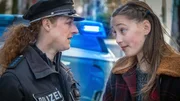 Nele (Ronja Levis, re.) ist der Polizei immer einen Schritt voraus.