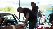 Klaus Borrmann(l) und seine Assistentin Kathi (r) untersuchen Mustangs bei verschiedenen H&auml;ndlern in Schweden.