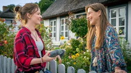 Tischlerin Eva Jensen (Jennifer Ulrich, li.) hat mit Eleni (Vasiliki Roussi, re.) eine neue Kundin.
