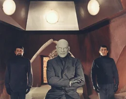 Der geniale Verbrecher Fantomas (Jean Marais, M.), der Mann mit den tausend Masken, hat sich eine neue, geniale Einkommensquelle ausgedacht: Er will die reichsten Leute der Erde zu einer Art '&Uuml;berlebenssteuer' verpflichten ...