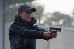 Obwohl Casey (Maggie Grace) mit einer feindlichen &Uuml;bermacht konfrontiert wird, gibt sie sich nicht so leicht geschlagen.