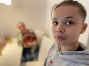 Lian sieht seinen Papa nur noch selten. Das macht ihn traurig.