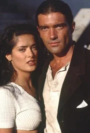 Sind sie den Drogenbaron Bucho und dessen Leute f&uuml;r immer los? Zumindest diesmal sind El Mariachi (Antonio Banderas, r.) und Carolina (Salma Hayek, l.) mit dem Leben davongekommen ...