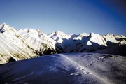 schneebedeckte Berge.