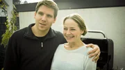 Thomas Holzer (Hanno Koffler) und sein Frau Marianne (Theresa Scholze), die mit dem zweiten Kind schwanger ist.