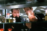 James Bond (Roger Moore, l.) und Sir Godfrey Tibbett (Patrick Mac Nee) m&uuml;ssen sich verstecken.