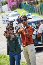 Ga&euml;lle Crivelli (Beatrice de la Boulaye, l.) und M&eacute;lissa Sainte-Rose (Sonia Rolland, r.) ahnen noch nicht, dass sie Opfer eines Pranks werden. Eine Gruppe von M&auml;nnern mit Clown-Masken haben sich einen Scherz erlaubt.