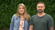 Anna und Christian Dojen leben in einem Mehrfamilienhaus im ehemaligen Duisburger Arbeiterviertel Rheinhausen. Der Hinterhof ist trist und voller Waschbetonplatten. Dort soll eine gr&uuml;ne Wohlf&uuml;hloase entstehen. Welcher Gartenprofi hat das passende Konzept dazu, Marius Surmann oder Nico Sollazzo?