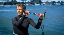 Kitesurfer Christian (Max Woelky) hat ebenfalls Interesse an der Werkstatt