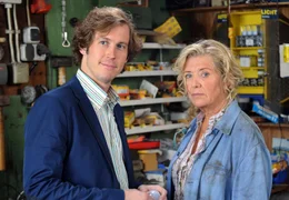 Die B&auml;uerin Elli (Jutta Speidel) mit ihrem Sohn Christian (Stefan Murr).