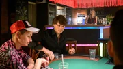 Wie sich herausstellt, finden in der "Taff Bar" illegale Pokerspiele statt. Matteo Ritter soll angeblich an ihnen teilgenommen haben. Genau wie seine Geliebte Nina Haubold (Lisa-Katrina Mayer, r.), die dort als Bardame arbeitet. Um mehr dar&uuml;ber herauszufinden, schleust die SOKO Wismar Eddi Jansons (Gustavs Gailus, M.) verdeckt ein. Ein riskanter Einsatz.