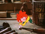 Der Pumuckl stiehlt das Taschenmesser von Meister Eder und vergr&auml;bt es, damit die Nachbarkinder beim Schatzsuchen f&uuml;ndig werden.