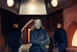Der durchtriebene Schurke Fantomas (Jean Marais, M.) schl&auml;gt erneut zu. Dieses Mal nimmt er skrupellos die Superreichen der Welt ins Visier. Seine Handlanger wie Richard (Hubert de Lapparent, r.) und der Mafiaboss (Guy Delorme, l.) helfen ihm dabei.