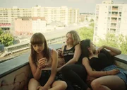 Nora (Lena Urzendowsky, l.), Jule (Lena Klenke, M.) und Aylin (Elina Vildanova, r.) chillen auf dem Balkon ihres Plattenbaus von dem man eine weiten Blick &uuml;ber Berlin hat.
