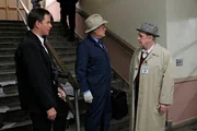 W&auml;hrend Gibbs, DiNozzo (Michael Weatherly, l.) und das restliche Team den Fall von einem brutal ermordeten homosexuellen Marine-Offizier untersuchen, bekommt Ducky (David McCallum, M.) Besuch von seinem Vorg&auml;nger, Dr. Magnus (Bob Newhart, r.) ...