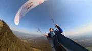 Paraglider Simon Oberrauner &uuml;ber dem H&uuml;gel‐ und Sch&ouml;cklland.