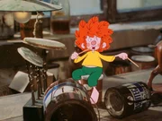 Der Pumuckl baut sich ein Schlagzeug aus Blechb&uuml;chsen und veranstaltet mit seinem Trommeln einen H&ouml;llenl&auml;rm.