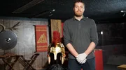 Kurator Joe Perry und ein rekonstruierter angels&auml;chsischer Kriegerhelm.