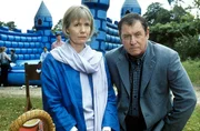 Inspector Tom Barnaby (John Nettles) nutzt den "Tag der Offenen Tür" in der Mercy Park-Klinik mit seiner Frau Joyce (Jane Wymark), um sich unauffällig ein Bild von den Patienten zu machen. Inspector Tom Barnaby (John Nettles) nutzt den "Tag der Offenen Tür" in der Mercy Park-Klinik mit seiner Frau Joyce (Jane Wymark), um sich unauffällig ein Bild von den Patienten zu machen.