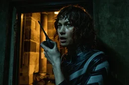 Sie ist die einzige Chance des Kronzeugen, Mannings' zahlreichen Helfershelfern lebend zu entkommen: Der Kurier (Olga Kurylenko).