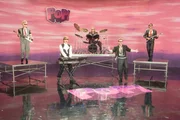 In der Band "Pop!" war Alex Fletcher (Hugh Grant, 2.v.l.) bis Anfang der Neunziger ein gro&szlig;er Star. Nach der Trennung der Band blieb der Erfolg aus. Jetzt schl&auml;gt er sich mit Retroshows durch, bei denen er die alten Songs singt. Als er ans Aufh&ouml;ren denkt, kommt sein Agent mit einer tollen Nachricht ...