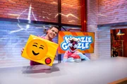 Woozle (re.) m&ouml;chte eine umweltfreundliche Kreuzfahrt auf dem blauen Meer von Woozlingen anbieten. Doch w&auml;hrend Sim&oacute;n (li.) sich auf einen entspannten Urlaub freut, hat Woozle eine ganz andere Vorstellung von der Kreuzfahrt.