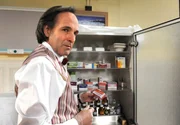 Curd (Holger Gotha) stiehlt Psychopharmaka aus Michaels Praxis.
