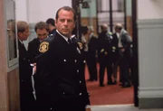 Tom Hardy (Bruce Willis) nimmt seinen Beruf als Polizist sehr ernst, auch wenn das hei&szlig;t, dass er sich bei seinen Kollegen unbeliebt machen muss.