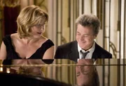 ARD LIEBE AUF DEN ZWEITEN BLICK (last chance harvey), USA 2008, Regie Joel Hopkins, am Dienstag (21.05.13) um 00:50 Uhr im Ersten. Am Piano kommen Kate (Emma Thompson) und ihre Zufallsbekanntschaft Harvey (Dustin Hoffman) sich ganz allm&auml;hlich etwas n&auml;her.