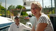 Ulrike Finck in der Schleuse Wolfsbruch auf dem Wasserkiosk von Jens Winkelmann