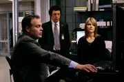 LAW & ORDER: CRIMINAL INTENT -- "Rocket Man" Episode 6019 -- Pictured: (l-r) Vincent D'Onofrio als Det. Robert Goren, Eric Bogosian als Captain Danny Ross, Kathryn Erbe als Det. Alexandra Eames.