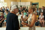 ARD Degeto LIEBE IST UNBERECHENBAR, am Freitag (15.01.21) um 20:15 Uhr und online first ab Mittwoch (13.01.21) um 20:15 Uhr in der ARD-Mediathek Damovsky Senior (Michael Gwisdek, li.) und Judith (Tanja Wedhorn) beim Auftakt im Klassenzimmer. &copy; ARD Degeto/Britta Krehl, honorarfrei - Verwendung gem&auml;&szlig; der AGB im engen inhaltlichen, redaktionellen Zusammenhang mit genannter Degeto-Sendung und bei Nennung "Bild: ARD Degeto/Britta Krehl" (S2+). ARD Degeto/Programmplanung und Presse, Tel: 069/1509-335, degeto-presse@degeto.de