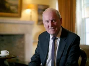 Der englische Schriftsteller, Rundfunksprecher und Schauspieler Gyles Brandreth hat bereits mehrere B&uuml;cher &uuml;ber die britische K&ouml;nigsfamilie ver&ouml;ffentlicht.