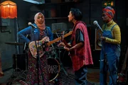 Bei der Bandprobe mit Saira (Sarah Kameela Impey, M.) und Bisma (Faith Omole, r.) beschleicht Amina (Anjana Vasan, l.) das Unbehagen, den Soundsmash-Vorentscheid zu verpatzen. Bei der Bandprobe mit Saira (Sarah Kameela Impey, M.) und Bisma (Faith Omole, r.) beschleicht Amina (Anjana Vasan, l.) das Unbehagen, den Soundsmash-Vorentscheid zu verpatzen.