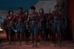 (vorne, v.li.): Izogie (Lashanna Lynch), Nanisca (Viola Davis), Tara (Chioma Umeala), Amenza (Sheila Atim)