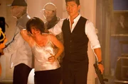Ruth McMillan (Melissa Leo) und Kang (Rick Yune).