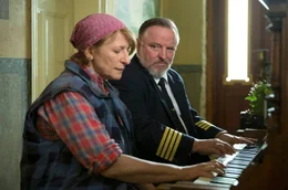 Jutta (Dagmar Manzel) ist &uuml;berrascht, dass ihr Bruder Thomas (Axel Prahl) pl&ouml;tzlich wieder da ist.