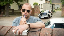 Max (Heino Ferch) l&auml;sst sich durch Susanne (Inka Friedrich) nicht davon abhalten, vor der Pension ihrer Mutter Greta zu campieren.