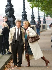 ARD LIEBE AUF DEN ZWEITEN BLICK (last chance harvey), USA 2008, Regie Joel Hopkins, am Dienstag (21.05.13) um 00:50 Uhr im Ersten. Nachdem sie sich am Flughafen zuf&auml;llig kennen gelernt haben, unternehmen die einsame Kate (Emma Thompson) und der ebenso einsame Harvey (Dustin Hoffman) einen Bummel durch London.